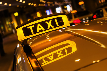 Schmerzensgeld nach Attacke auf Taxifahrer Fahrgast stopft Taxifahrer Geld in den Mund und verletzt ihn dabei